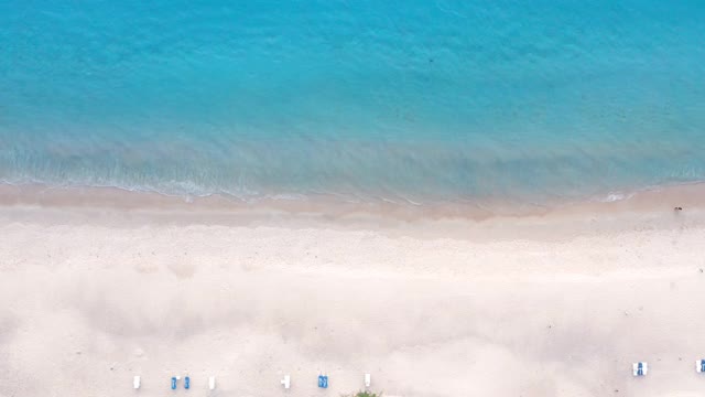 4K无人机俯瞰泰国普吉岛热带海滩上的人群和夕阳，美丽的普吉岛海滩是安达曼海著名的旅游目的地。俯视图快乐的人们在海滩上玩耍。视频素材