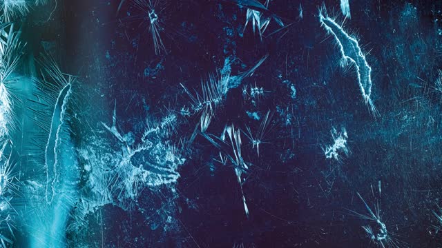 冬季背景-玻璃上的霜冻图案。视频素材