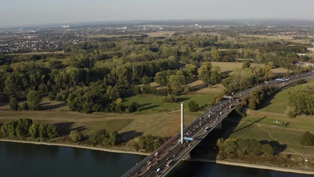 德国波恩莱茵河上空交通鸟瞰图视频下载