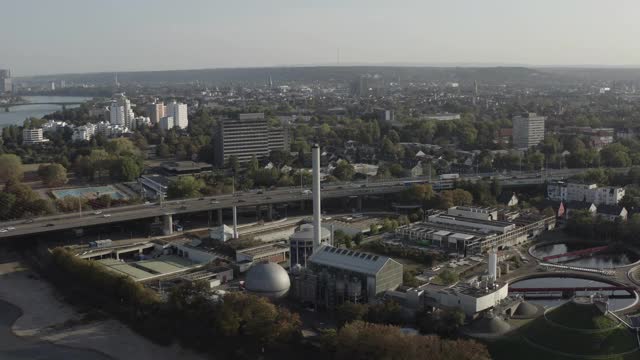德国波恩莱茵河上空交通鸟瞰图视频下载