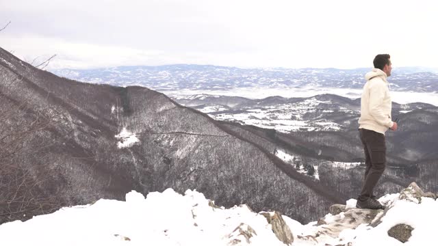 从山顶上看风景的徒步旅行者视频素材