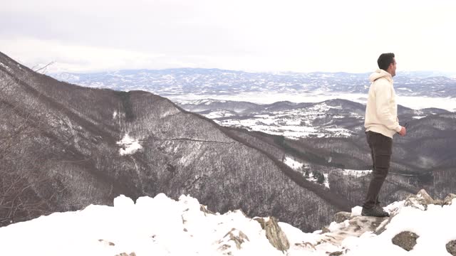 从山顶上看风景的徒步旅行者视频素材