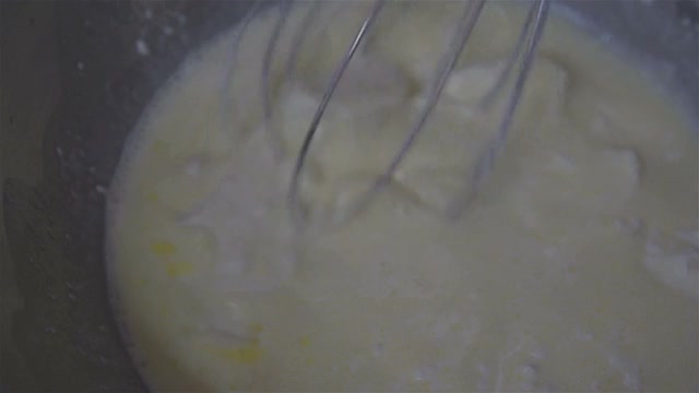 在金属碗里制作奶油芝士的工艺。自制的日本视频下载