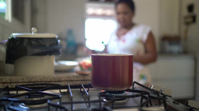 成熟女人在家做饭视频素材