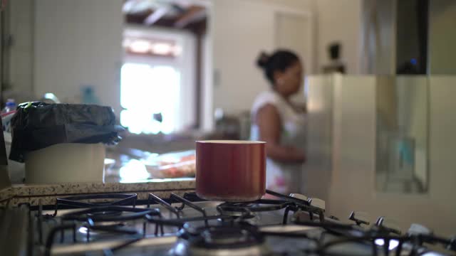 成熟的女人从家里的冰箱里拿沙拉碗视频素材