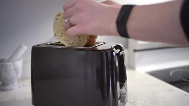 百吉饼在烤面包机视频素材