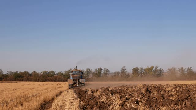 拖拉机耕地-准备播种的土地视频素材