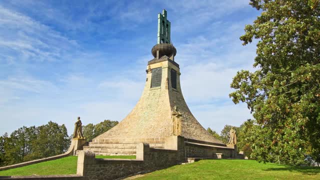 和平纪念碑(捷克语为Mohyla miru)——纪念1805年拿破仑战争期间的斯拉夫科夫(奥斯特里茨)战场。捷克共和国南摩拉维亚地区。视频下载
