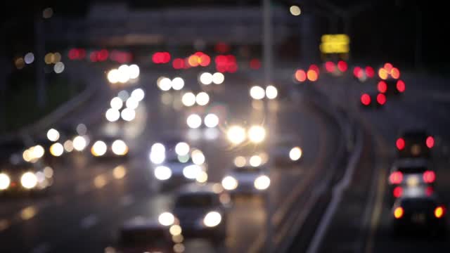 交通拥挤时高速公路上的汽车。视频素材