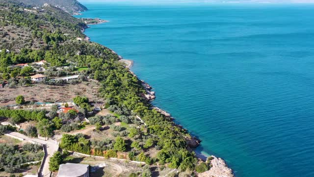 航拍爱琴海海岸线和避暑小屋视频下载