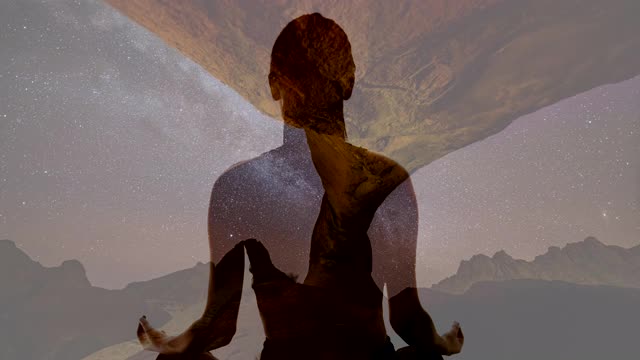 斯匹茨科佩的石拱上，一名女子在星空背景下沉思视频素材