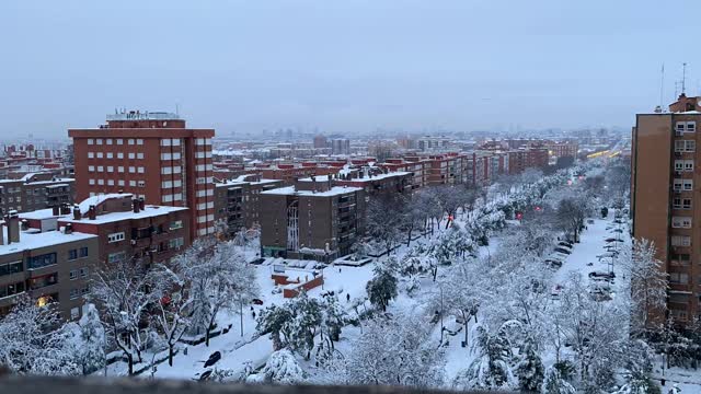 西班牙首都马德里的街道迎来了一场大雪视频素材