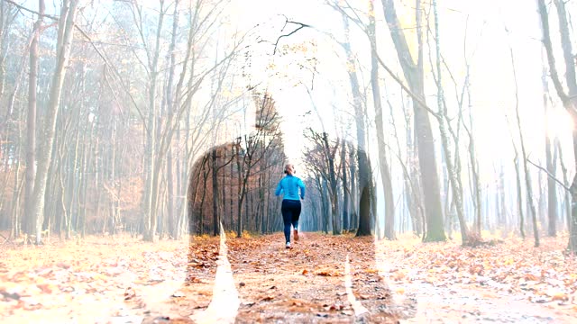 在一个女人慢跑穿过森林的背景下沉思的WS剪影视频素材
