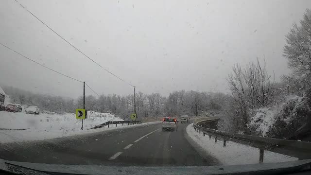 冬季在高速公路上行驶的观点视频素材
