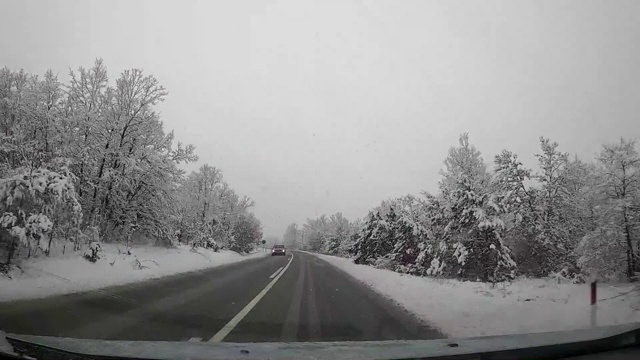 冬季在高速公路上行驶的观点视频素材