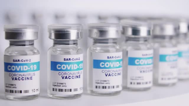 Covid-19疫苗瓶，白色背景视频下载