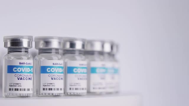 Covid-19疫苗瓶，白色背景视频素材