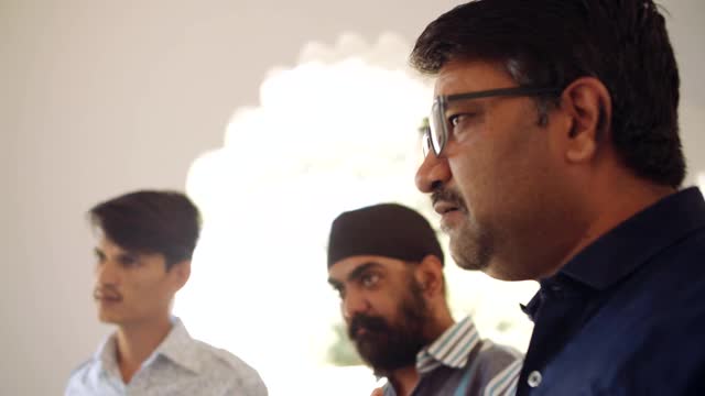 三名印度男性朋友和同事戴着面具挂在一起视频下载