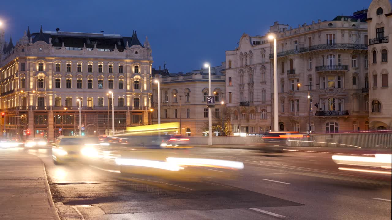 4k匈牙利布达佩斯市夜间交通高峰时段的一段时间视频素材