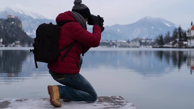 自由摄影师在寒冷的冬天拍摄这个湖的照片。视频下载