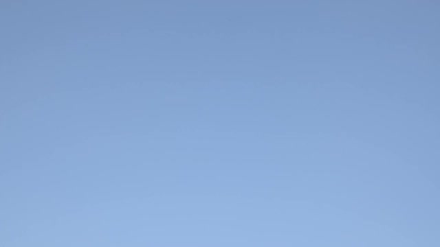 足球飞过湛蓝的天空视频素材