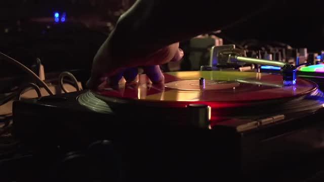 DJ在唱机转盘上玩刮碟视频素材
