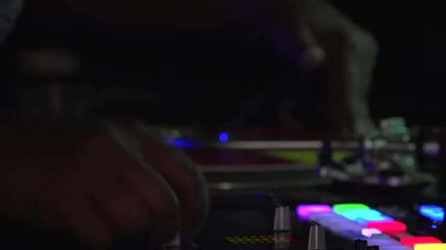 DJ演奏和抓挠嘻哈风格视频素材