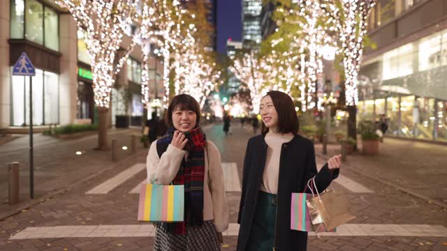 年轻的女性朋友在城市购物在圣诞之夜-第二部分视频下载