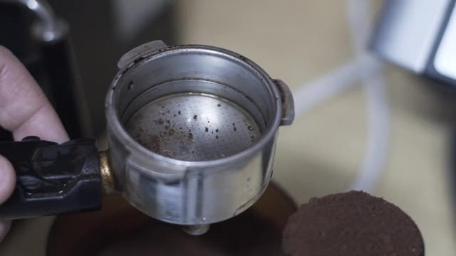 特写的咖啡师的手准备浓咖啡与研磨咖啡视频素材