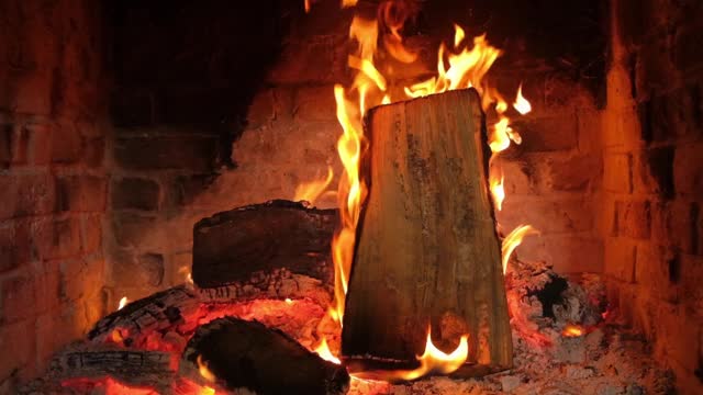 燃烧的火在壁炉特写视频素材