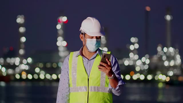 亚洲建筑工人在建筑工地工作这对行业很重要在建筑监督下视频下载
