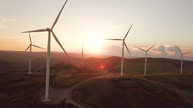 鸟瞰图的风力涡轮机日出替代能源视频素材