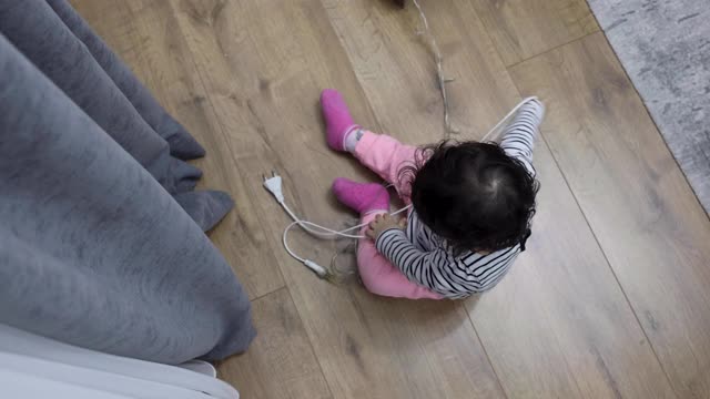 婴儿在玩电线和电线视频下载