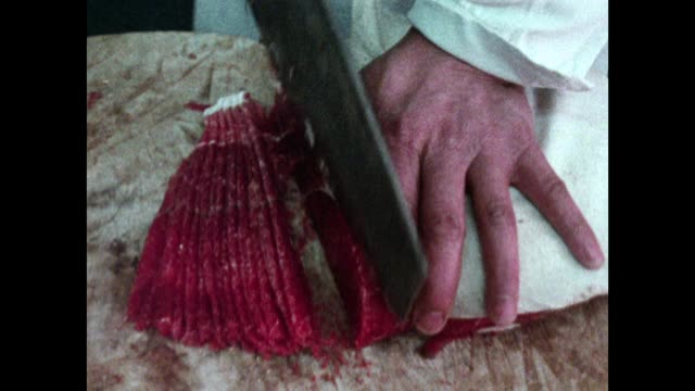 厨房里CU男手切生羊肉片;1973视频下载