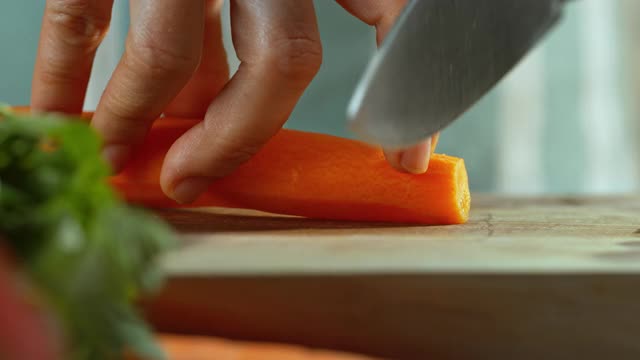 胡萝卜被切成薄片放在木板上视频素材