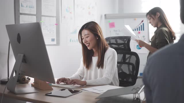 在办公室电脑上工作的亚洲女商人视频素材
