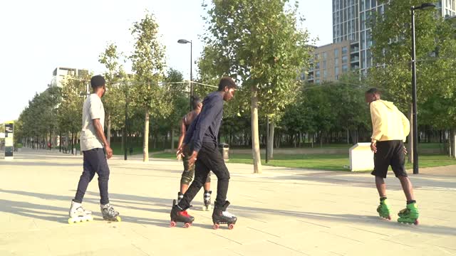 一群城市溜冰者在一起滑冰和玩得很开心视频下载