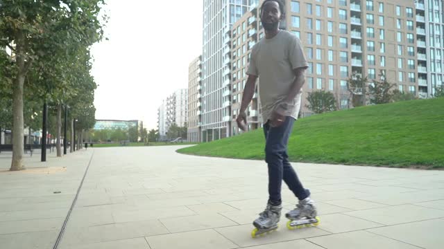 一名男子在空旷的城市绿地上滑旱冰视频下载