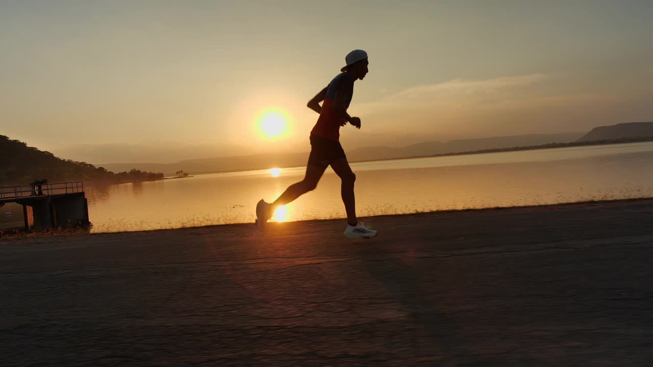 夕阳下奔跑的人视频素材