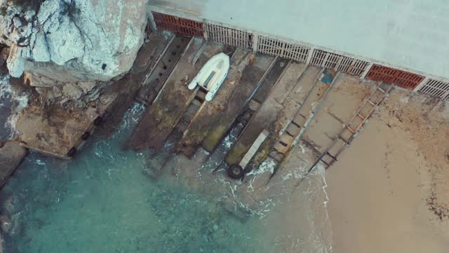 鸟瞰图的传统船庇护所和一艘船。4 k视频下载