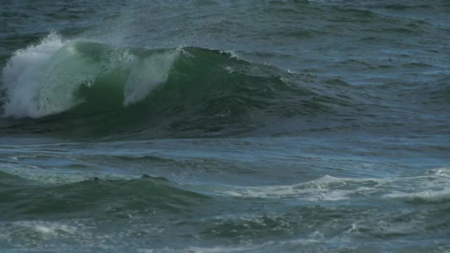 日出时海浪撞击的慢镜头视频素材