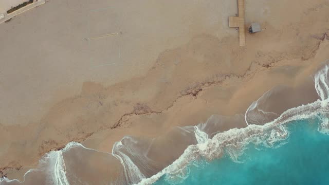 壮观的海浪鸟瞰图。4 k视频下载