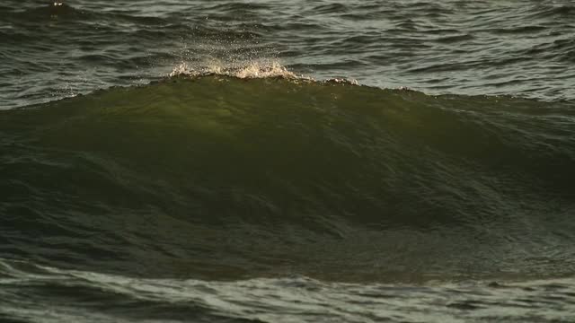 日出时海浪撞击的慢镜头视频素材