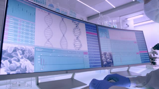未来的实验室设备。科学家在DNA研究中的侧视图。DNA螺旋变成粒子视频素材
