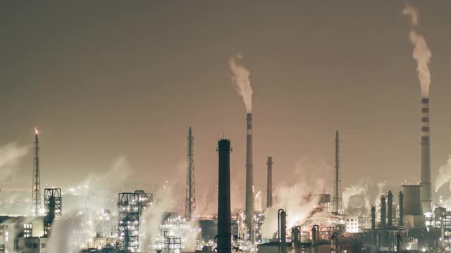 石化装置和炼油工业夜间鸟瞰图视频素材