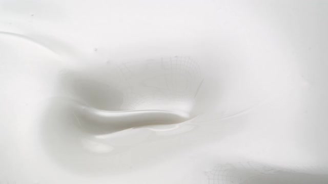 巧克力碎片落入奶油牛奶中视频下载