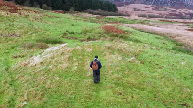 高角度的观点，一个活跃的老年人谁停止行走看偏远的农村位置在苏格兰西南部视频下载