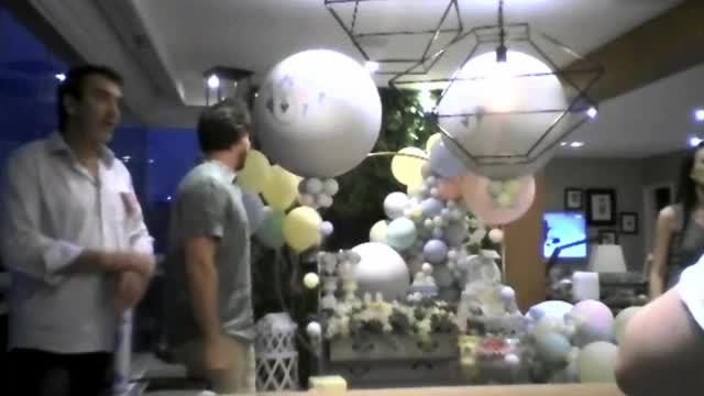 当父母把气球弄破时，网络摄像头的视角显示了派对的性别视频素材