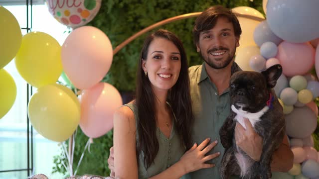 夫妇与狗的肖像在他们的性别揭示派对视频素材