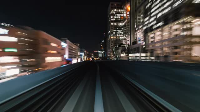 日本东京台场的百合门列车在夜间快速前进。铁路运输系统，亚洲旅游，交通科技理念视频素材